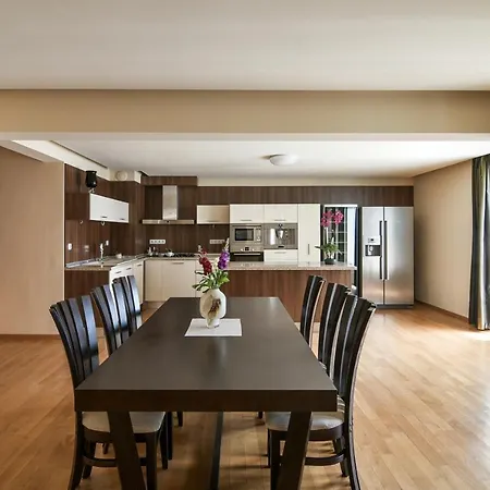 Flat With Monster Living * Warna